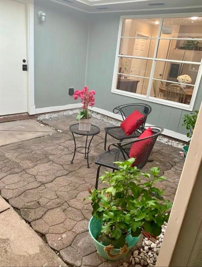 Building Photo - 2406 Strait Ln