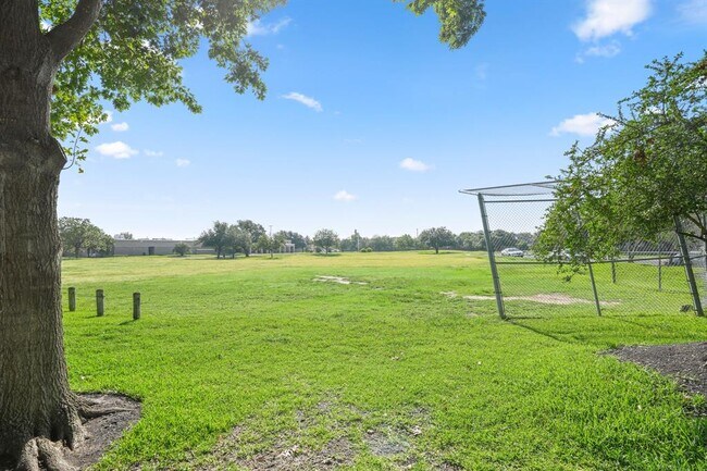 Building Photo - 17841 Park Valley Dr