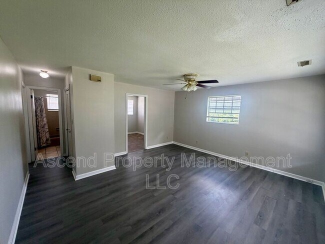 Building Photo - 582 Withrow Rd