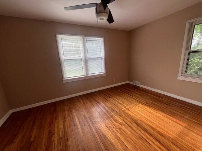 Building Photo - Cute 3 bedroom, 1 bath home