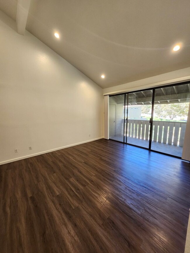 Building Photo - Beautiful 2-Bedroom Condo in Phillips Ranch