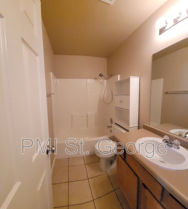 Building Photo - 3155 S Hidden Valley Dr