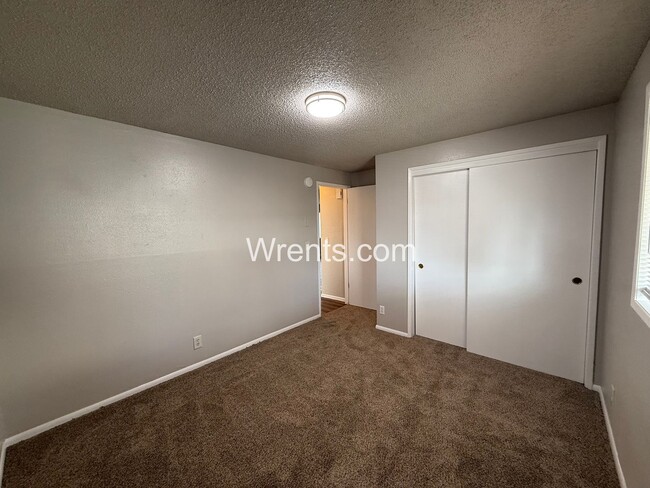 Building Photo - 2318-2320 E Dalke Ave