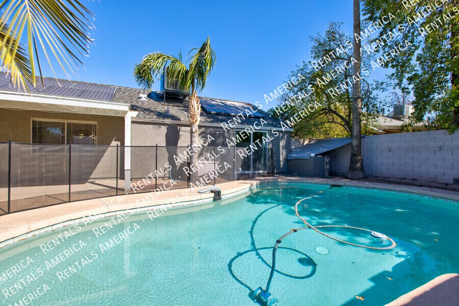 Building Photo - 819 W Ross Ave