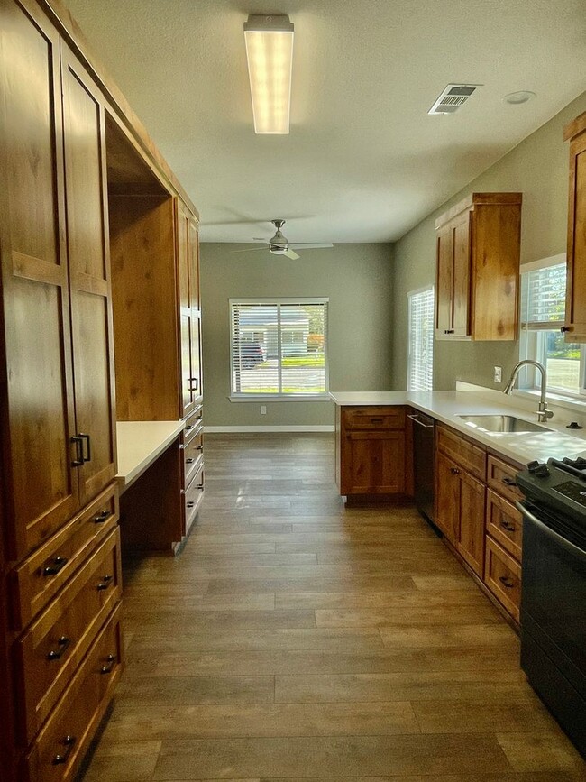 Building Photo - Completely Renovated