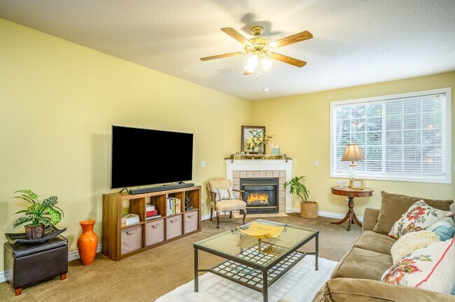 Building Photo - Large 3 Bed, 2.5 Bath Home in McMinnville-...