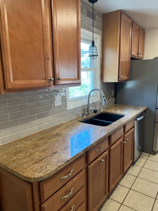 Building Photo - 4 BEDROOM HOME IN SKYWAY!!