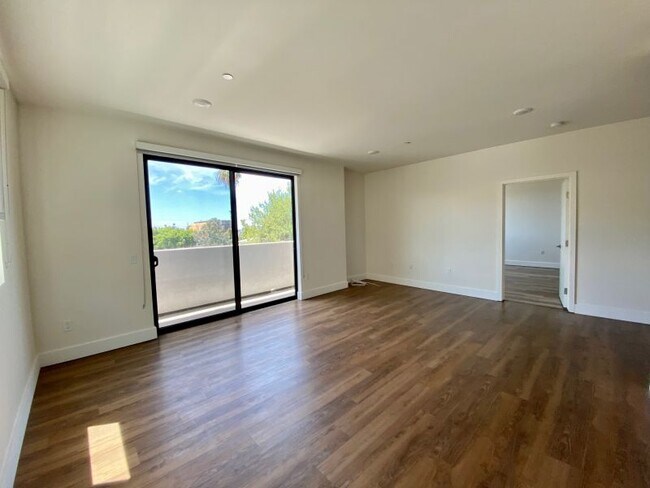 Building Photo - 5727 La Mirada Ave