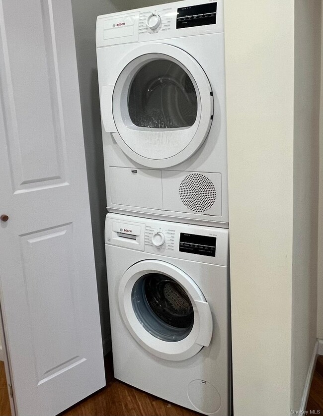 Building Photo - 55 S Middle Neck Rd