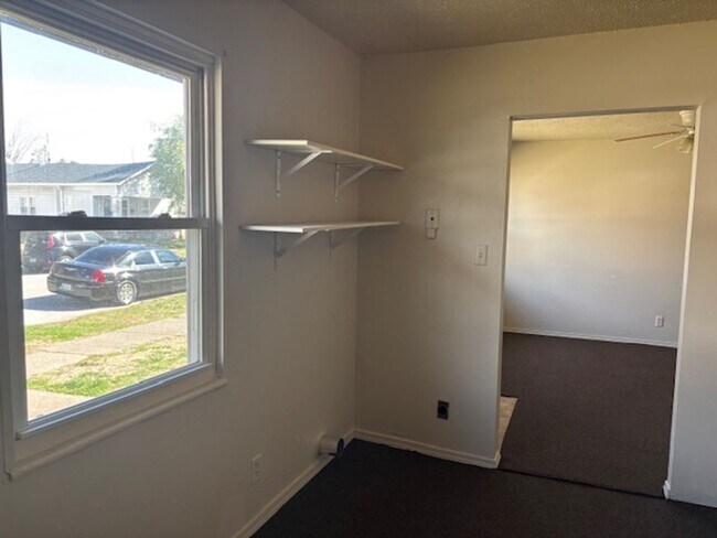 Building Photo - 701 703-703 E Oregon St