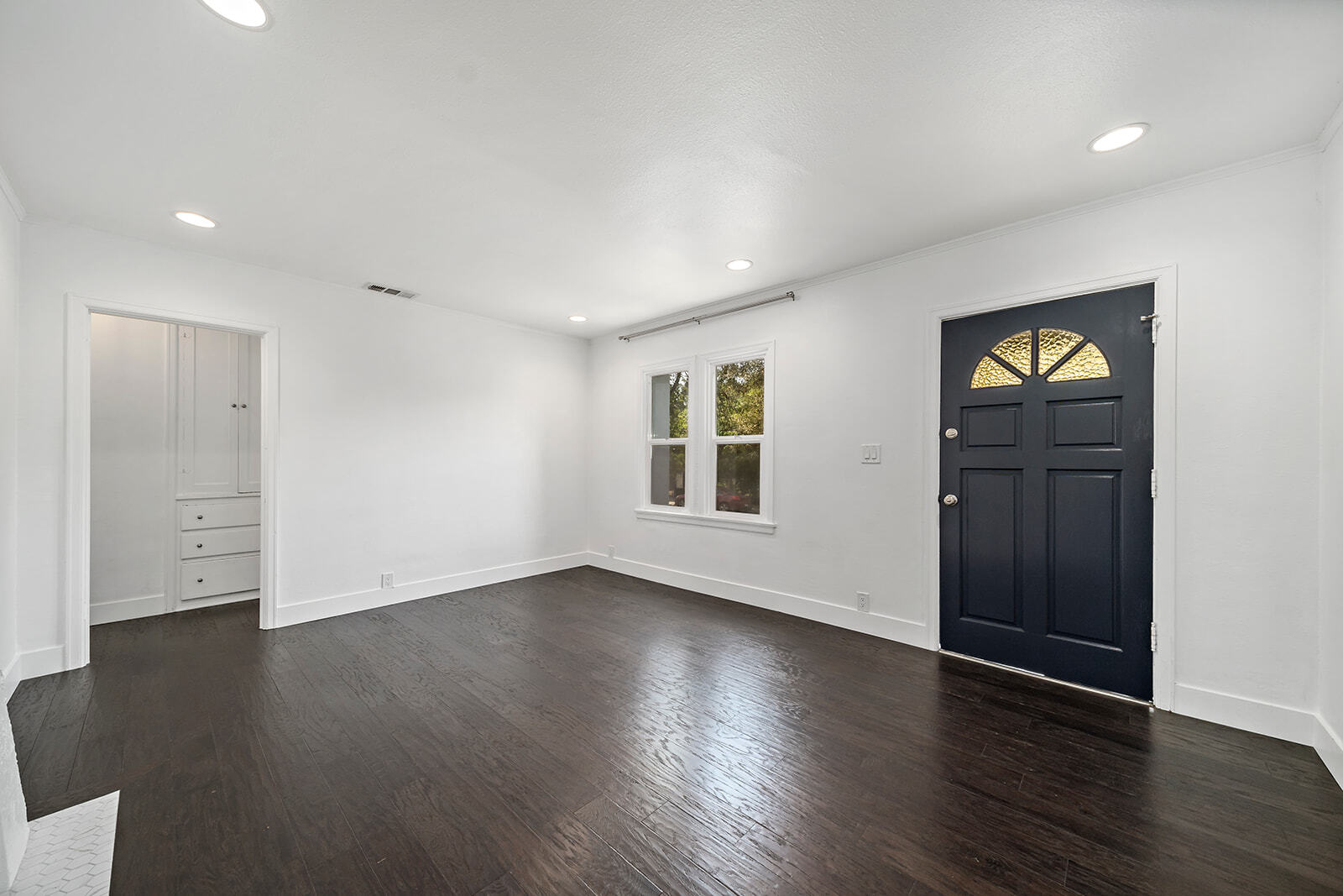 Building Photo - 4978 N. Maywood Ave
