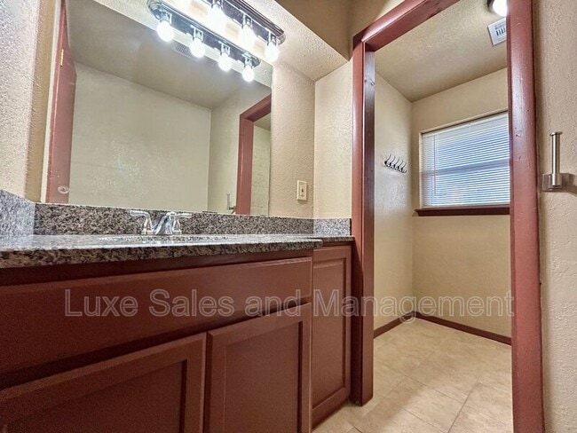 Building Photo - 605 Moraine Ave