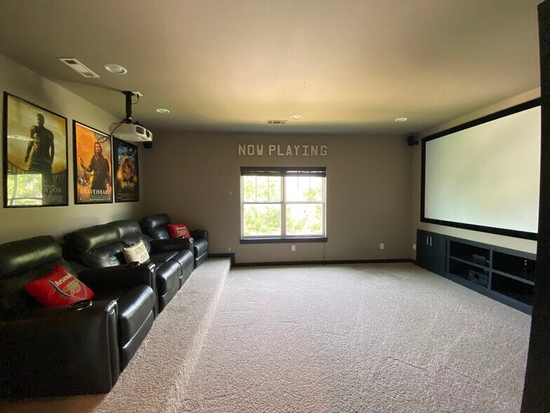 Building Photo - 612 Clinton Cir