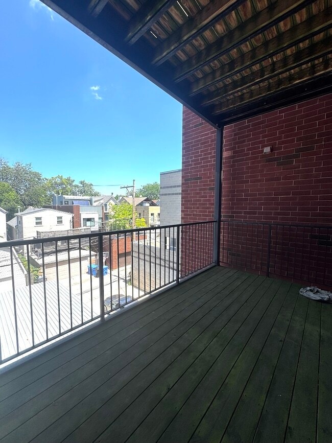 Building Photo - 1722 W Belmont Ave