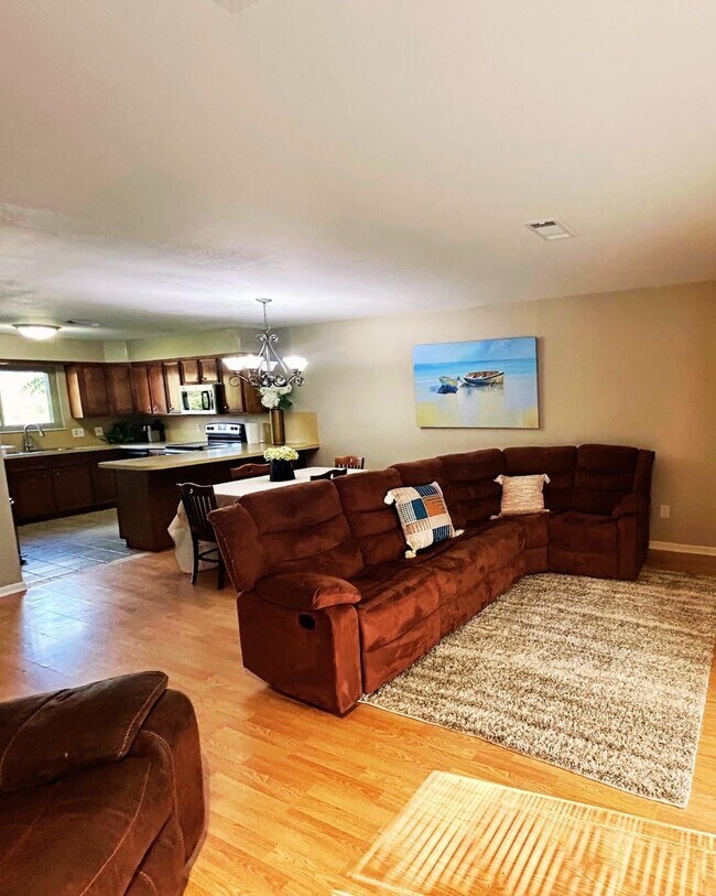 Building Photo - 300 Lucy Ln