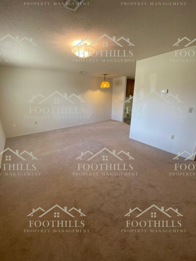 Building Photo - 2 Bedroom Duplex off Whitehall Rd