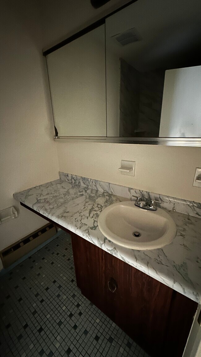 Building Photo - 1101 Bromley Est