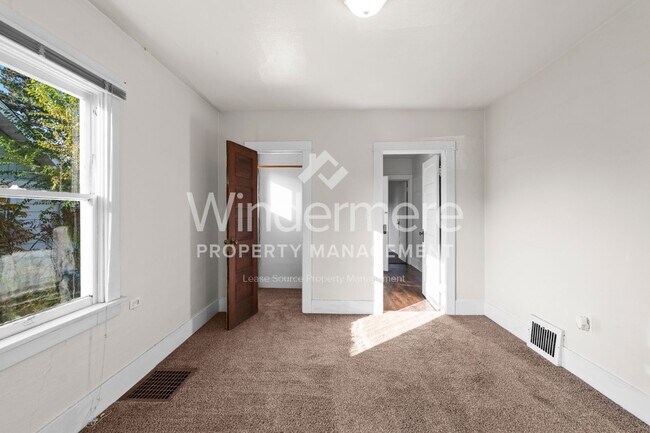 Building Photo - **Half off Full 1st Month's Rent** Beautif...