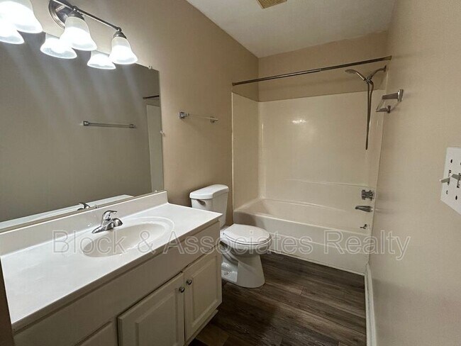 Building Photo - 2260 Sunderland Rd