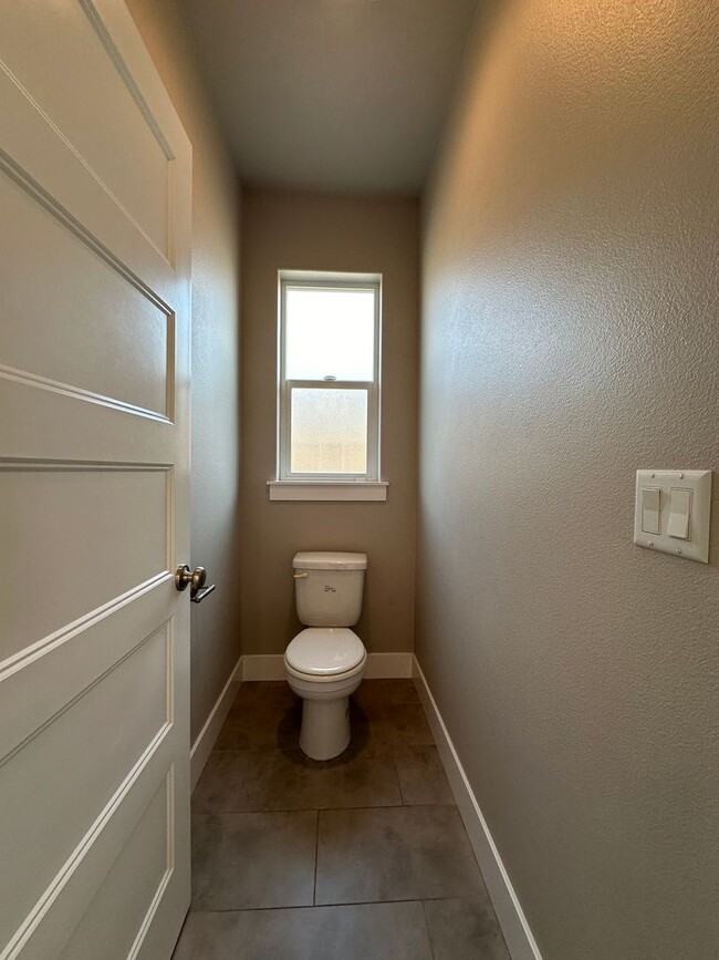 Building Photo - Centrally Located in Kennewick!