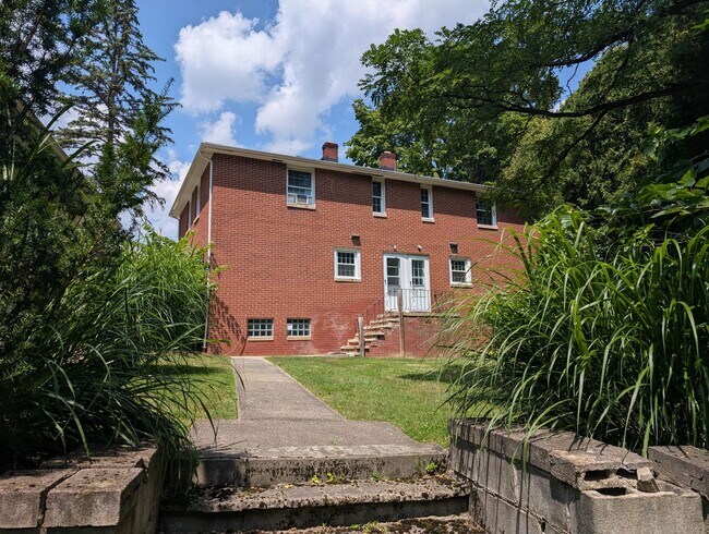 Building Photo - 8983 Highland Dr