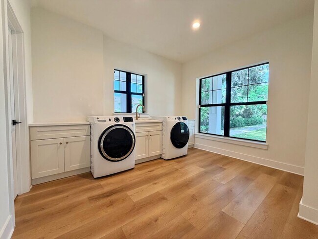 Building Photo - Brand New Custom 5/3.5 Home Steps from Downtown Winter Garden!