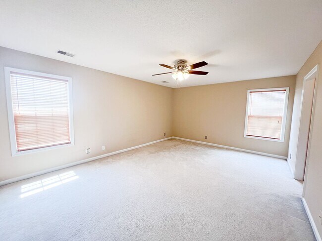 Building Photo - 3 Bedroom 2 1/2 Bathroom Home with fenced ...