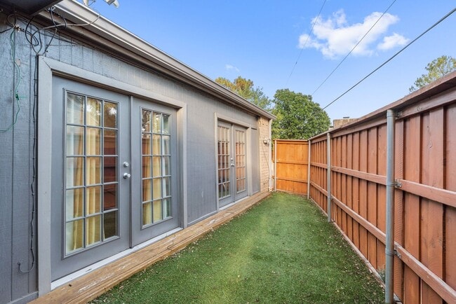 Building Photo - Captivating 3-Bedroom Escape with Private Deck & HOA Pool Access in Grand Prairie!