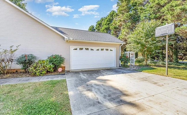 Building Photo - Charming ranch home 3 bedrooms and 2 bathrooms in Burlington w/ 5 garage spaces.