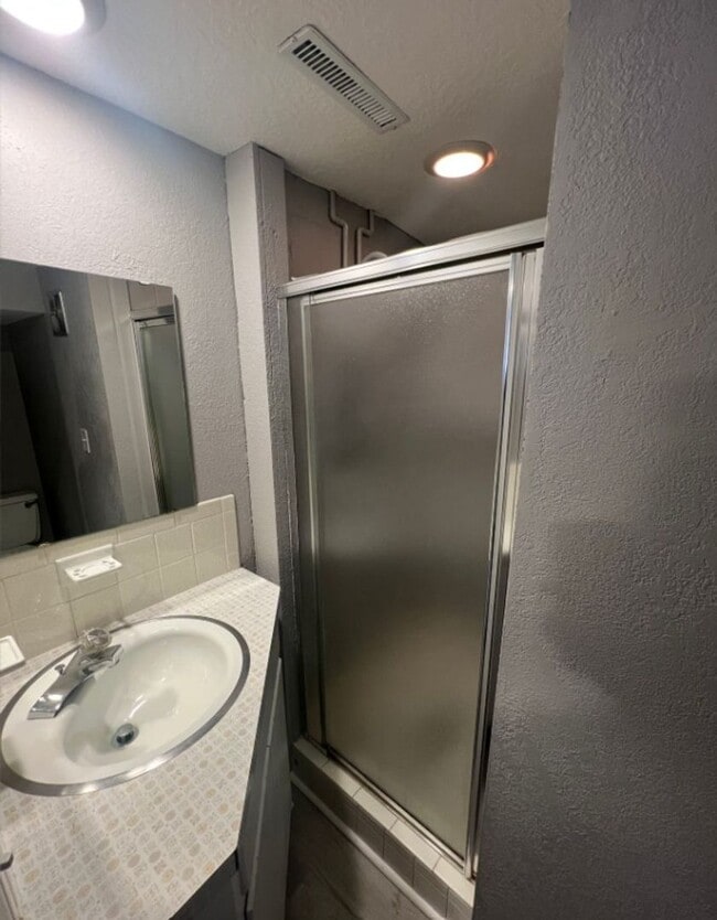 Building Photo - Renovated 2 Bed, 3 Bath Duplex with Finish...