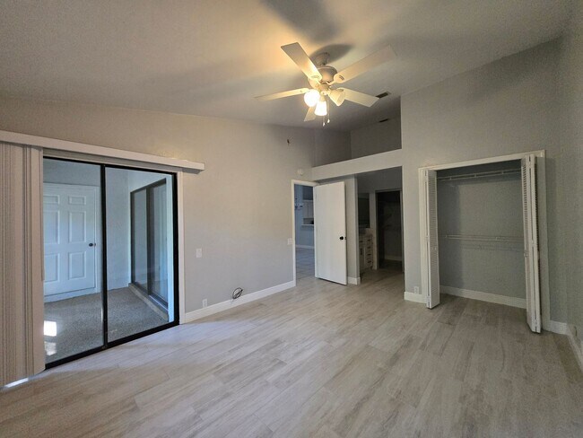 Building Photo - Beautiful and spacious remodeled unit