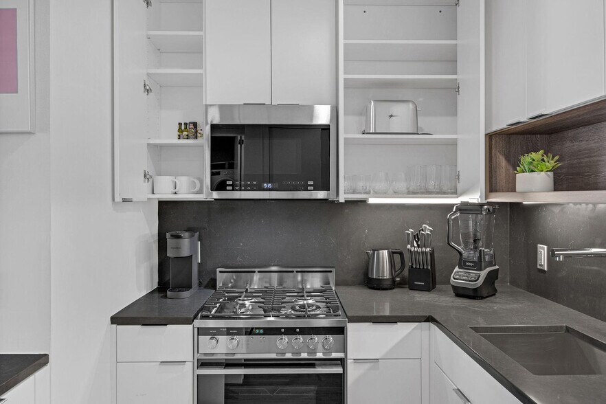 Building Photo - 64B W 37th St
