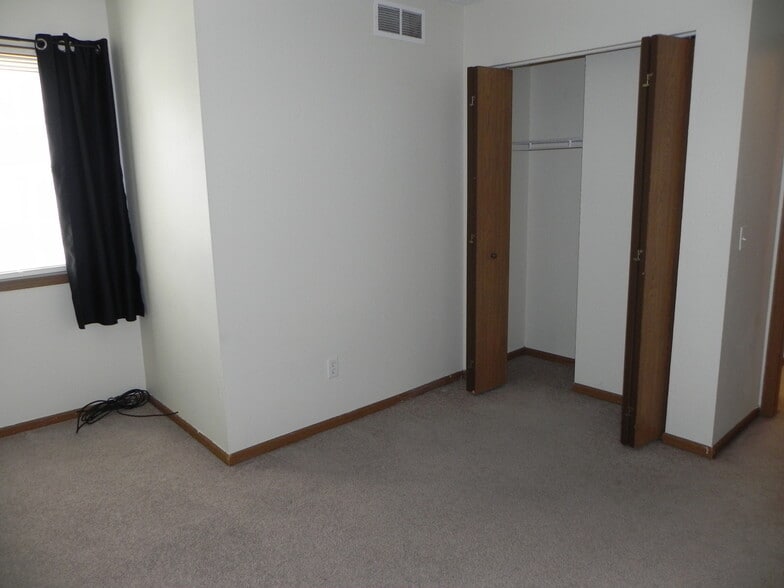 Building Photo - 6008 Red Oak Dr