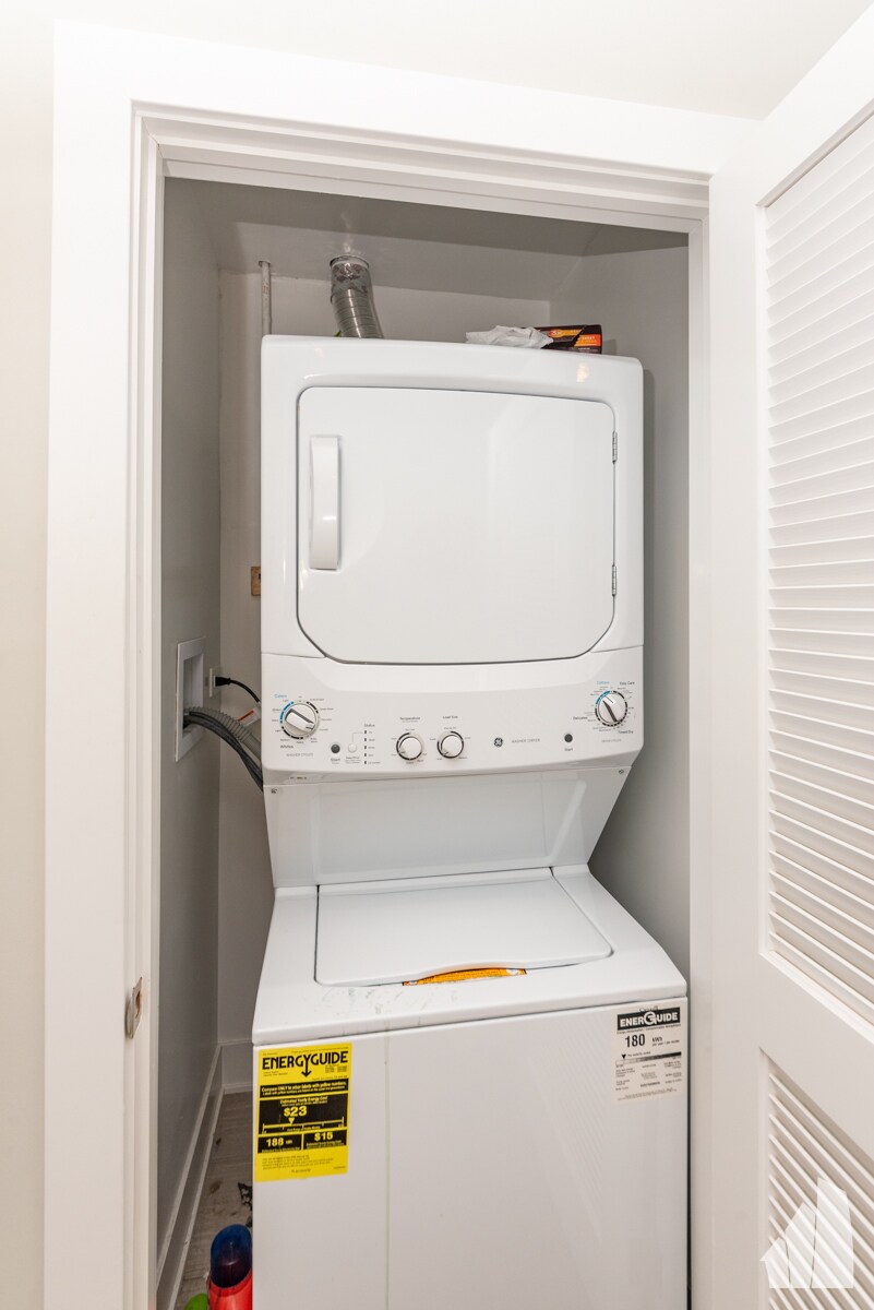 Building Photo - 2145 W Webster Ave