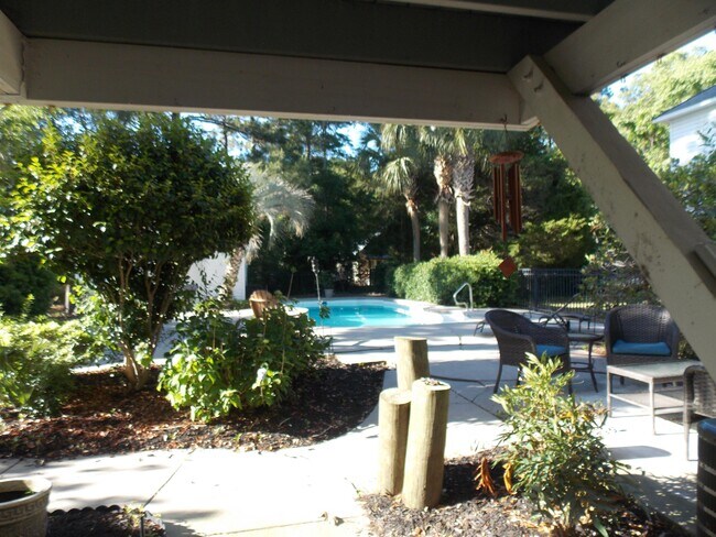Building Photo - 568 Hammock Ave