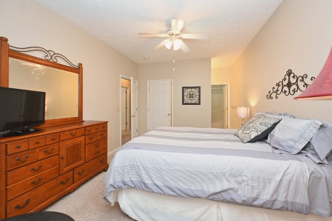 Building Photo - FULLY FURNISHED 2BR CONDO WITH MONTHLY LEASE TERMS