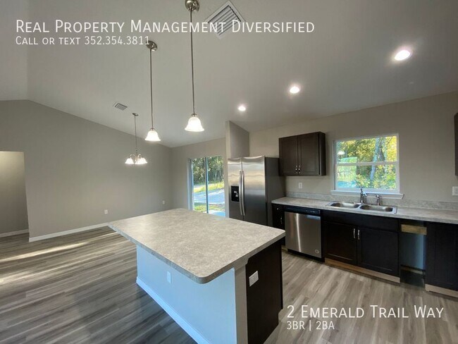 Building Photo - 2 Emerald Trail