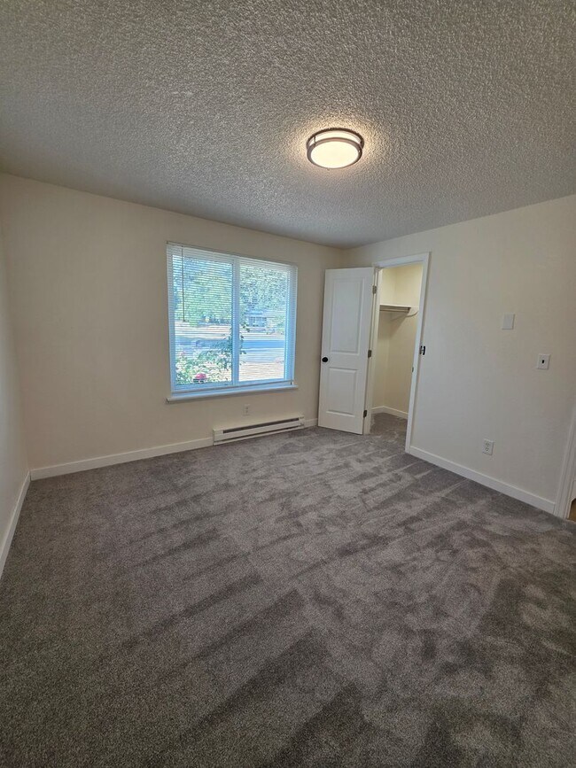 Building Photo - Recently Updated Home