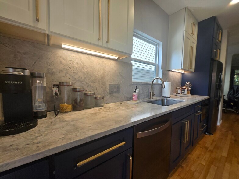 Building Photo - 929 Weninger Cir