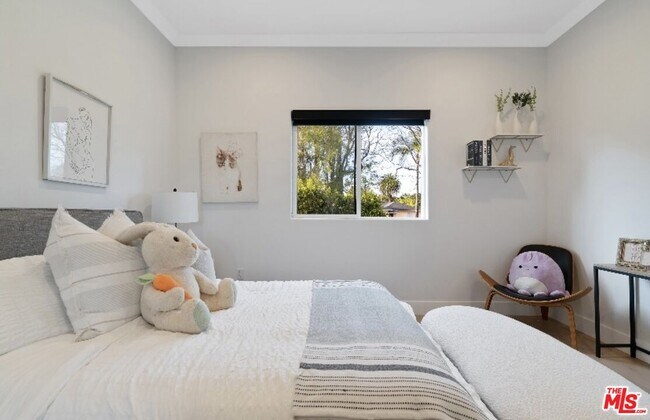 Building Photo - 19148 W Oxnard St