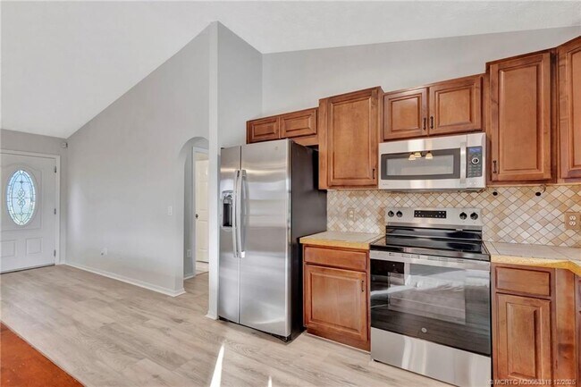 Building Photo - 252 NW Lincoln Ave