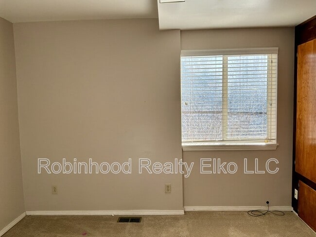 Building Photo - 385 Fir St