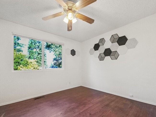 Building Photo - Charming Rambler Retreat Near Robinswood Park