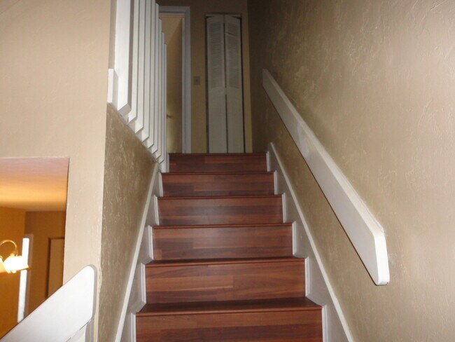 Building Photo - Nice 2 bedroom/ 1 1/2 bath town-home in Mill Run