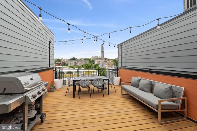 Building Photo - 2242 Ontario Rd NW