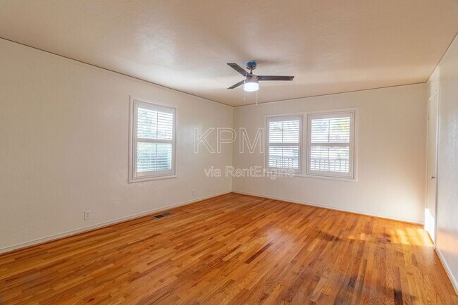 Building Photo - 966 W Mariposa Ave