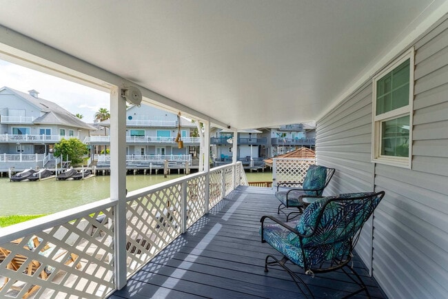 Building Photo - 793 E Oyster Dr