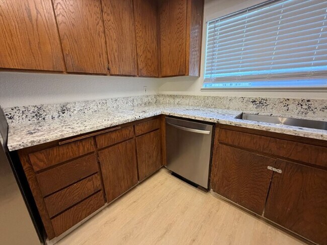 Building Photo - Beautifully Remodeled 3 Bed / 2 Bath Duplex – Walk to Downtown!