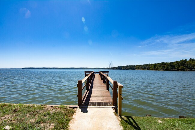 Building Photo - 150 Edgewater Way