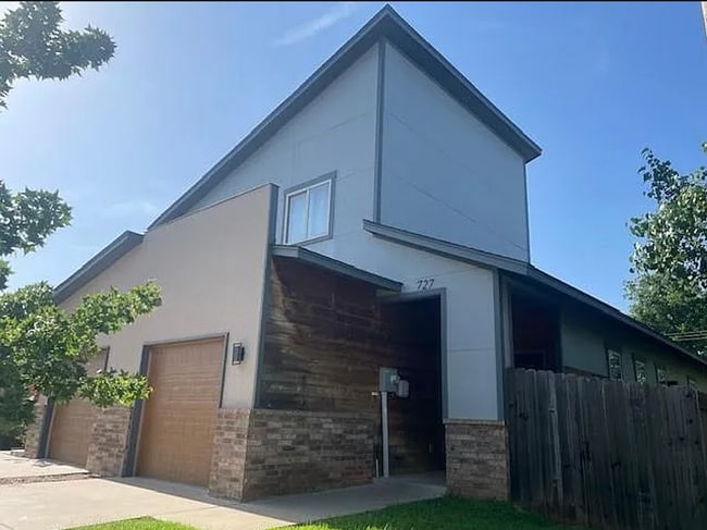 Building Photo - Modern 3-Bedroom Duplex Near OU Health Cen...
